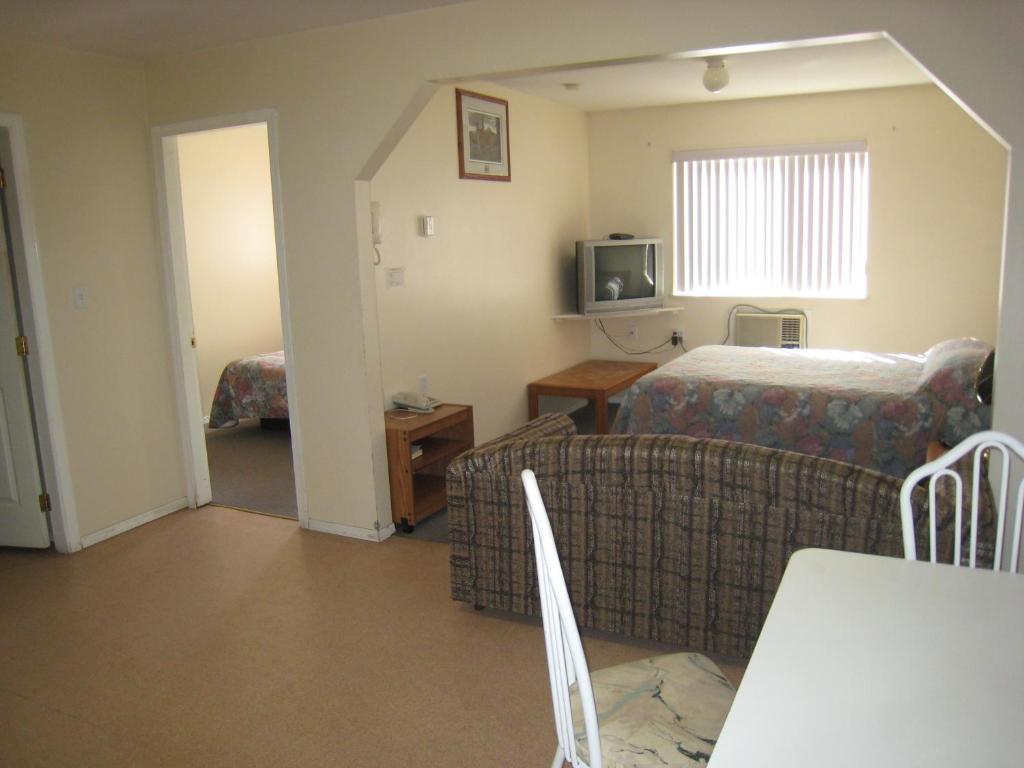 Fraser Bridge Inn And Rv Park เควสเนล ภายนอก รูปภาพ