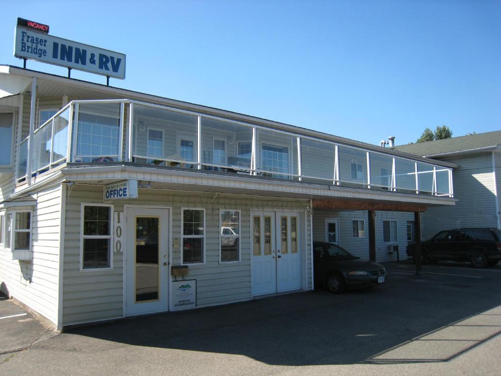 Fraser Bridge Inn And Rv Park เควสเนล ภายนอก รูปภาพ