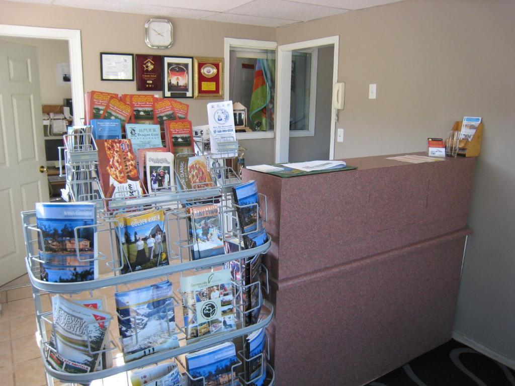Fraser Bridge Inn And Rv Park เควสเนล ภายนอก รูปภาพ